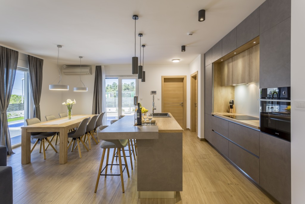 Kitchen Bar With Dining Area