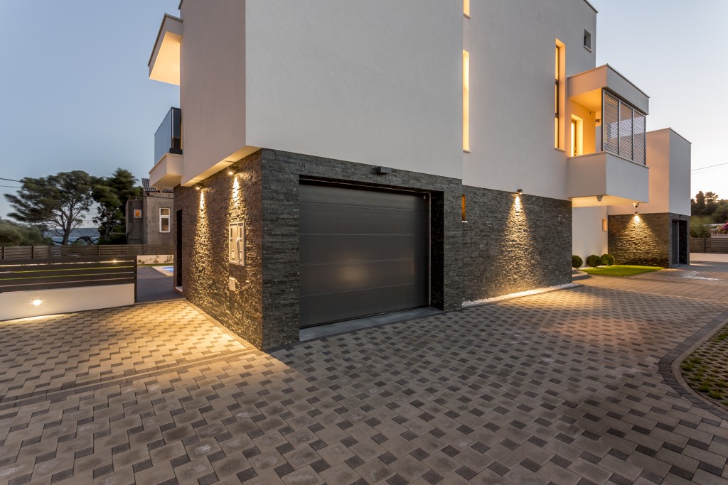Private Parking Night Atmosfere