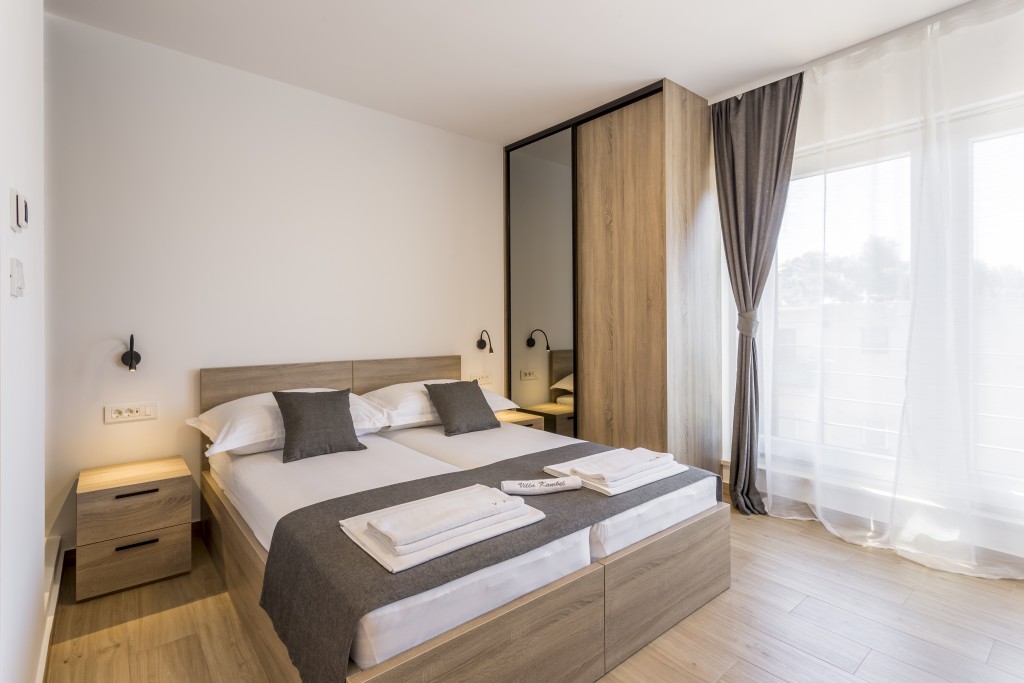 Room 3 - Double Bed, Bathroom, Sat-TV, Wardrobe, Working Table, Towel and Sheets, AC, Sea View