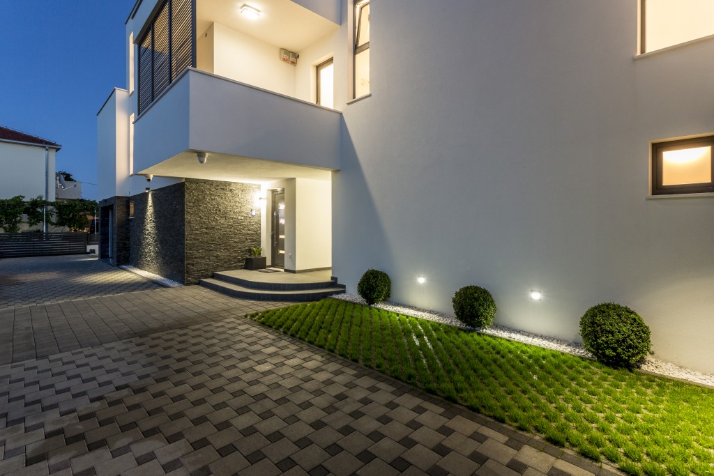 Private Entrance Night Atmosfere