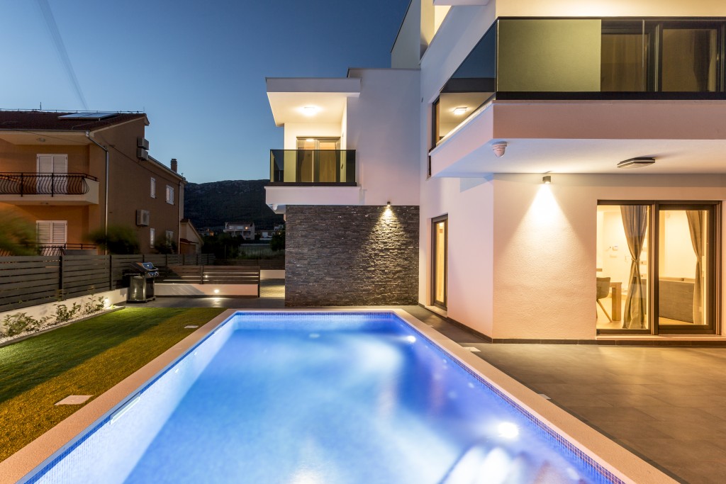 Pool Area By Night Atmosfere