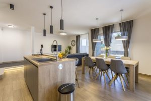Kitchen Bar With Dining Area