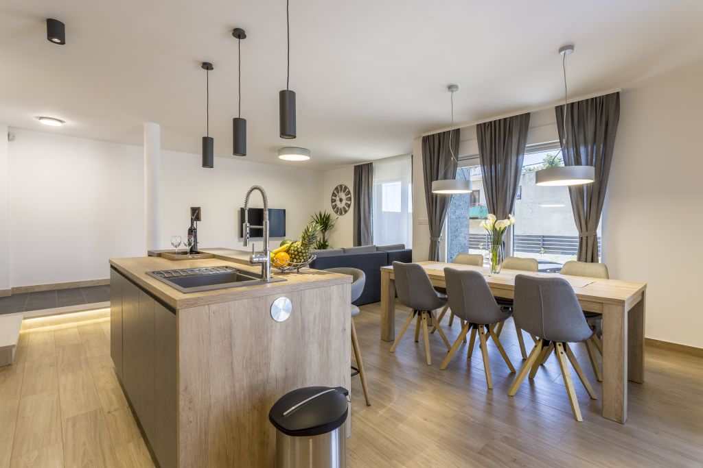 Kitchen Bar With Dining Area
